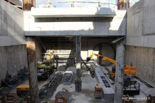 Opuszczanie części zaplecza do szybu startowego - 02.04.2012 r. / fot. z archiwum AGP Metro Polska