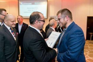 Wyróżnienie dla firmy TOLOS przekazuje dr inż. Jarosław Rybak z Politechniki Wrocławskiej, Pawłowi Walczakowi / fot. Quality Studio dla www.inzynieria.com