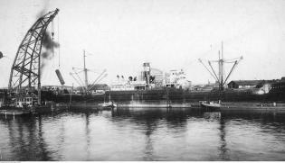 Wyładunek części parowozów. Data wydarzenia: 1923 - 1924. Fot. Narodowe Archiwum Cyfrowe