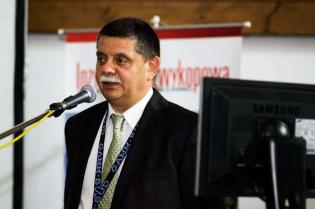 Michał Andrzejewski z firmy Gamm-Bud sp. z o.o. omawia innowacyjne technologie w budowie sieci teleinformatycznych - metody układania kabli w obiektach podziemnej infrastruktury miejskiej / fot. inzynieria.com