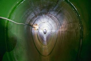 Pokaz odcinka kanalizacji zbudowanego z rur żelbetowych z okładziną PEHD o profilu jajowym – największych z oferty HABA-Beton. Fot. Quality Studio dla www.inzynieria.com