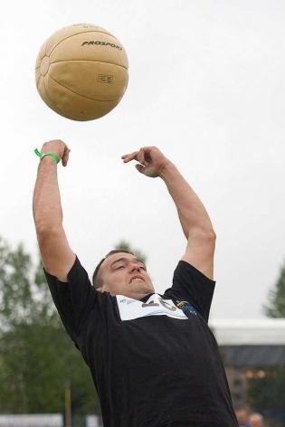 Spartakiada 2012 - rzut piłką lekarską mężczyzn / fot. z archiwum Katowickich Wodociągów S.A.