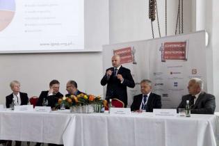 Panel dyskusyjny: Polityka inwestycyjna spółek wodno-kanalizacyjnych w nowej perspektywie finansowej na lata 2014–2020 a kształtowanie taryf. Od lewej: moderator: Wanda Słobodzian - Miejskie Przedsiębiorstwo Wodociągów i Kanalizacji S.A. w Krakowie, Benia
