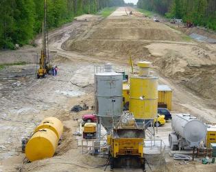 Po nieudanych próbach zastosowania innych rozwiązań, które miały zabezpieczyć nasyp od strony torfowiska, zaprojektowano i wdrożono iniekcję rozpychającą według projektu Keller Polska. Łącznie wpompowano w 1494 punktach około 1183 m3 iniektu, z czego okoł