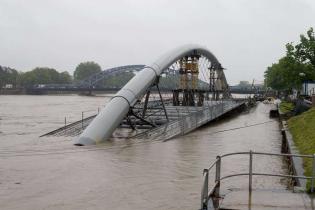 Kładka podczas powodzi - 18.05.2010; fot.: inzynieria.com