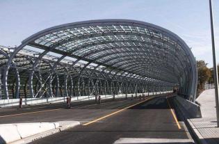 Projektowane półtunelowe ekrany akustyczne. Fot. www.s8powazkowska-modlinska.pl