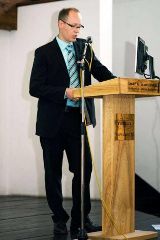 Dipl.-Ing. Stefan Kooters z Institut für Unterirdische Infrastruktur gGmbH (IKT) przedstawia zasady badania próbek wykładzin (CIPP) w Niemczech oraz wyniki tych badań zaprezentowanych w corocznym raporcie na temat jakości wykładzin publikowanym przez IKT 