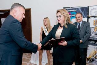 Tytanowy Laur Inwestora przypadł Spółce Metro Warszawskie oraz Urzędowi m. st. Warszawy. Nagrodę odebrał Jerzy Lejk, Prezes Spółki Metro Warszawskie z rąk Moniki Socha-Kośmider z Wydawnictwa INŻYNIERIA sp. z o.o. / fot. 