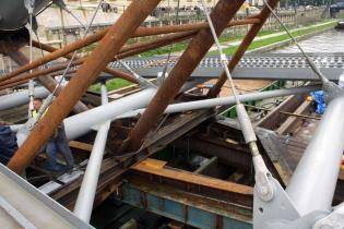 Przekładanie kładki nad Wisłą -  20.06.2010; fot.: INTOP Tarnobrzeg