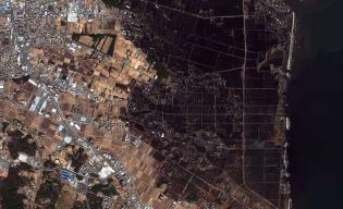 Minamisoma (prefektura Fukushima) zniszczona przez tsunami / Fot. DigitalGlobe
