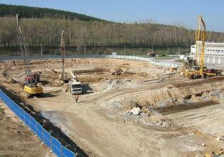 Posadowienie silosu w Małogoszczy na baretach (2008 r.). Budowa dotyczyła posadowienia jednego z największych silosów na klinkier w Polsce, o średnicy 55 m, wysokości 70 m i pojemności około 136 tys ton. Szczególnym problemem było ograniczenie skręcania i