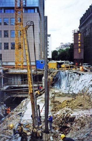 Keller Polska sp. z o.o. odtworzyła ścianę wykopu po katastrofie budowlanej, Europlex Warszawa, 1998 r. Fot. Keller Polska sp. z o.o.