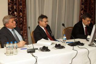 Od lewej: Krzysztof Bortel, Instytut Inżynierii Materiałów Polimerowych i Barwników; Maciej Kostański, Polskie Stowarzyszenie Producentów Rur i Kształtek z Tworzyw Sztucznych; Jacek Sobkowiak, Prezes Zarządu Polskiego Stowarzyszenia Producentów Rur i Kszt