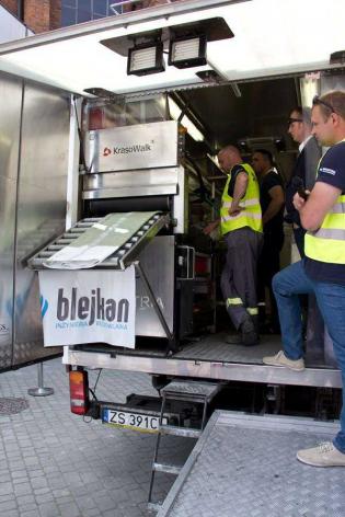 Pokaz firmy BLEJKAN S.A. Proces nasączania rękawa na placu budowy / fot. Quality Studio dla www.inzynieria.com