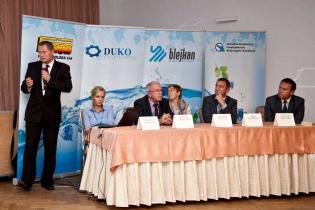 Od lewej: Wojciech Buczek i Ewa Żeligowska - Hufgard, Zdzisław Konik - AKWA Nysa, Helena Darul - Jastrzębski Zakład Wodociągów i Kanalizacji S.A., dr hab. inż. Maciej Morowiec - Politechnika Częstochowska, Grzegorz Skalski - Fusion Polska / fot. 