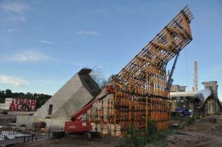 Prawobrzeżna podpora mostu. Stan na lipiec 2012 / fot. Link PR