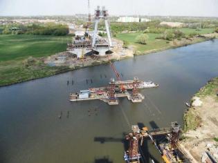 Budowa S7 od węzła Rybitwy (Christo Botewa) do węzła  Igołomska z przeprawą mostową przez Wisłę W Krakowie (kwiecień 2016 r.). Fot. www.s7botewaigolomska.pl