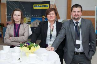 Agnieszka Wieczorek, Magdalena Malcherczyk, Dyrektor Marcin Cwielong, HABA-Beton Johann Bartlechner sp. z o.o. podczas obrad seminaryjnych. Fot. www.inzynieria.com