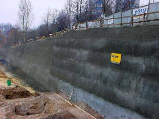 Roboty wykonano w technologii gwoździowania w oparciu o własne rozwiązanie projektowe. Zdjęcie przedstawia czołowy fragment zabezpieczonej ściany wykopu. Fot. z archiwum Keller Polska sp. z o.o.