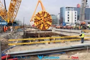 Umieszczenie TBM Anna w szybie - 04.04.2012 r. / fot. z archiwum AGP Metro Polska