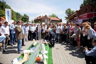 Montaż kształtki „kapeluszowej” utwardzanej promieniami UV – BLEJKAN S.A. / fot. Quality Studio dla www.inzynieria.com