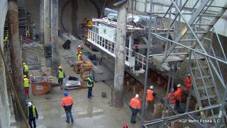 Opuszczanie części zaplecza do szybu startowego - 02.04.2012 r. / fot. z archiwum AGP Metro Polska