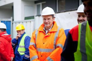 Pokaz odcinka kanalizacji zbudowanego z rur żelbetowych z okładziną PEHD o profilu jajowym – największych z oferty HABA-Beton. Na zdjęciu Dirk Hensel/HABA-Beton (w środku). Fot. Quality Studio dl