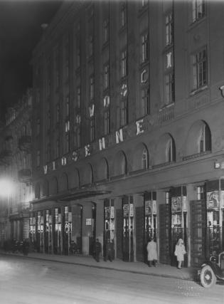 Dom Towarowy Bracia Jabłkowscy przy ul. Brackiej w Warszawie. Autor: Dulewicz Edward. Źródło: Zbiory Narodowego Archiwum Cyfrowego