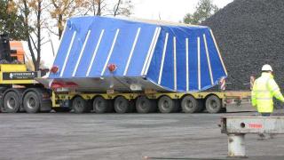 Rozładunek najcięższych części maszyny TBM / Fot. z archiwum GIK sp. z o.o.