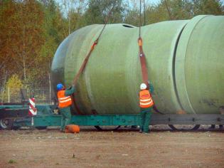 Montaż obejm do rozładunku rur DN3800. Fot. z archiwum Polonia PR s.c.