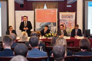 Panel dyskusyjny - Zagadnienia prawne związane z branżą. Od lewej: moderator Dariusz Ziembiński - Grupa Doradcza KZP sp. z o.o., uczestnicy - Paweł Białobok i Piotr Olkowski - DLA Piper Wiater sp.k., Bartłomiej Król i Konrad Majewski - Malinowscy, Błaszak