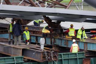Przekładanie kładki nad Wisłą -  20.06.2010; fot.: INTOP Tarnobrzeg