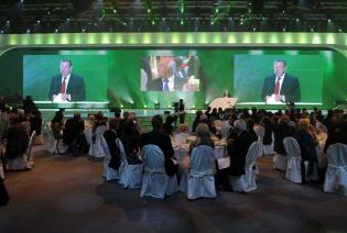 Przemawia były kanclerz Niemiec Gerhard Schröder. Fot. Herrenknecht AG