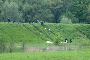 odbudowa wału przeciwpowodziowego w okolicy ul. Wioślarskiej - w akcji udział biorą żołnierze, straż pożarna i wolontariusze