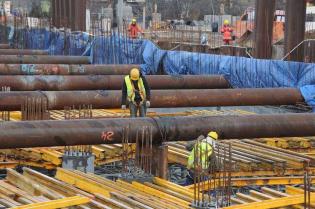 Prace przy montażu deskowania stropu tunelu. Stan na styczeń 2012 / fot. Link PR