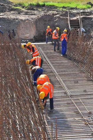 Montaż zbrojenia ławy fundamentowej nr 11 - prawa strona Wisły. Stan na październik 2011 / fot. Link PR
