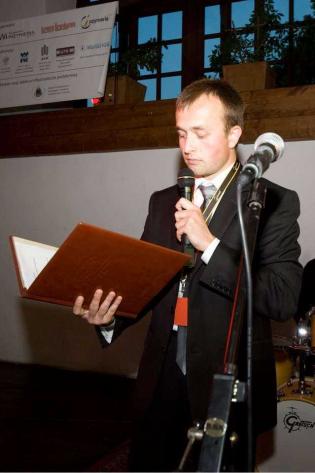 Tadeusz Sadowski z Wydawnictwa INŻYNIERIA sp. z o.o. - prowadzący Galę rozdania nagród TYTAN podczas IX Międzynarodowej Konferencji, Wystawy i Pokazów Technologii INŻYNIERIA Bezwykopowa 2011