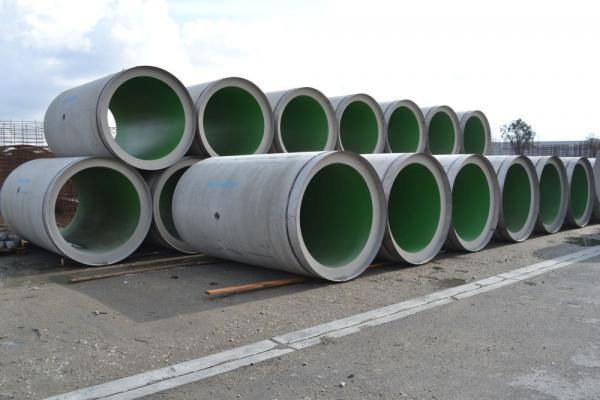 Zdjęcie Wokół Pałacu Kultury  i Nauki: W ramach realizacji zadania Budowa pn.: „Zagospodarowanie Nowego Centrum Warszawy, w tym dostosowanie infrastruktury technicznej do programu zabudowy terenu wokół PKiN” wybudowany został m.in. kolektor sanitarny. Wykonawca prac podczas realizacji przedsięwzięcia wykorzystał rury przeciskowe DN1200, DN1400 z okładziną PEHD. 
