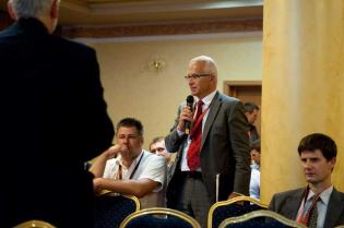 Dyskusje podczas panelu dyskusyjnego dotyczącego technologii bezwykopowych w rehabilitacji przewodów grawitacyjnych. Mariusz Iwanejko z firmy INFRA S.A. Fot. Quality Studio dla www.inzynieria.com