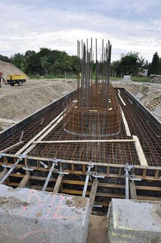 Stalowo-betonowa konstrukcja w ramach fundamentów, stan na lipiec 2011 / fot. Link PR