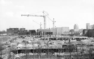 Budowa osiedla bloków mieszkalnych Za Żelazną Bramą w Śródmieściu w Warszawie (1967-03). Teren budowy od strony ul. J. Marchlewskiego w kierunku ul. Marszałkowskiej. Autor: Siemaszko Zbyszko. Źródło: Zbiory Narodowego Archiwum Cyfrowego