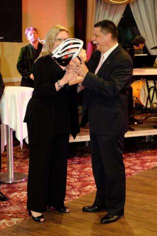 Michał Andrzejewski z firmy Gamm-Bud sp. z o.o. odbiera prezent z rąk Moniki Socha-Kośmider. Fot. Quality Studio dla www.inzynieria.com