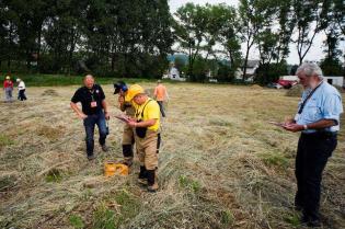 Pierwszy od prawej: członek jury - Frank Canon z załogą firmy ZRB Janicki / fot. inzynieria.com