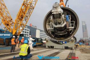 Umieszczenie TBM Anna w szybie - 04.04.2012 r. / fot. z archiwum AGP Metro Polska