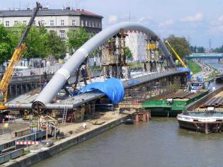 Budowa kładki - stan na 08.05.2010; fot.: inzynieria.com