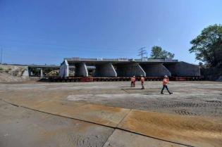 Dwa z nich są już w nasypach kolejowych, trzeci właśnie „wjechał” na swoje miejsce w rozkopanym nasypie. Fot. R. Motyl