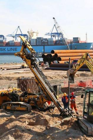 Rozbudowa terminalu kontenerowego w Porcie Gdańsk. Keller Polska sp. z o.o. wykonała pale CFA, mikropale kotwiące oraz kolumny betowo-żwirowe. Fot. Keller Polska sp. z o.o.