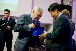 Jacek Majchrowski, Prezydent Krakowa, wręcza prezent Jun-Hyung Kimowi, wiceprezesowi POSCO Engineering Co. Ltd. / fot. Quality Studio dla www.inzynieria.com