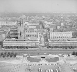 Widok z Pałacu Kultury i Nauki. Widoczna ul. Marszałkowska, Domy Towarowe „Centrum” i ul. Kniewskiego (ob. Złota), rok 1971. Autor: Rutowska Grażyna.  Źródło: Zbiory Narodowego Archiwum Cyfrowego