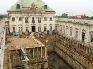 Wykop na dziedzińcu Pałacu pod Blachą w Warszawie (2006 r.). Modernizacja zaplecza technicznego obiektu wymagała wykonania na dziedzińcu głębokiego na 10 m wykopu, którego granice przebiegały wzdłuż ścian pałacu oraz musiały minąć podziemne fragmenty budy